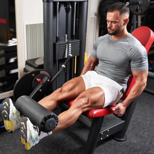 push pull legs split, man performing leg extension machine